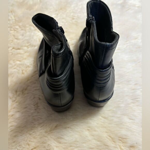 Clark’s Bendable Black Leather Booties size 6 - Picture 6 of 9